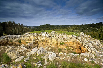Fototapeta na wymiar Navetiforme,poblado talayótico de Son Mercer de Baix(s.XII a.c.). Menorca. Baleares.España.
