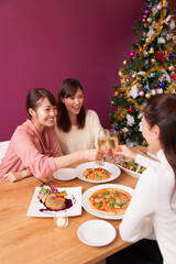 クリスマスパーティーをする女性