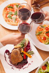 ワインで乾杯する女性