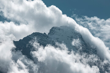 Floating clouds through the mountains 