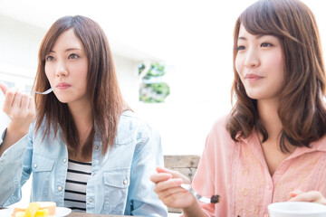 カフェで会話する女性