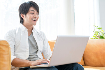 ノートパソコンをやる男性