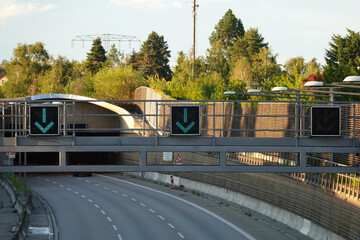 Autobahn mit Tunnel
