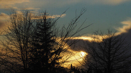 Joli crépuscule et ciel de traîne
