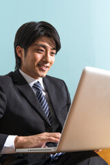 仕事をするビジネスマン