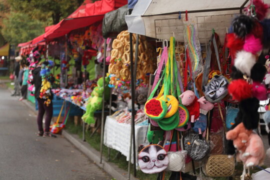 Kramy odpustowe wzdłuż ulicy pod kościołem