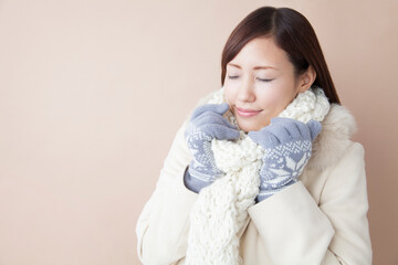 寒がる女性