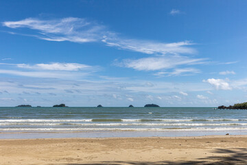 Fototapeta na wymiar Seascape shot showing blue cloudy sky over a tropical sea on sunny day