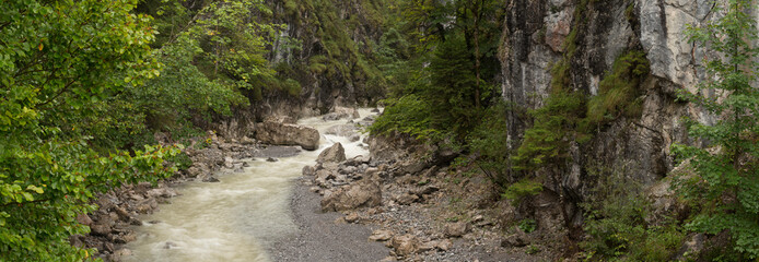 Wildwasser in den österreichischen Alpen