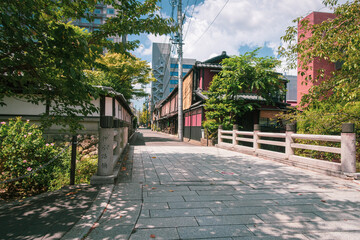 京都、高瀬川の上に架かる押小路橋と京都の街並み