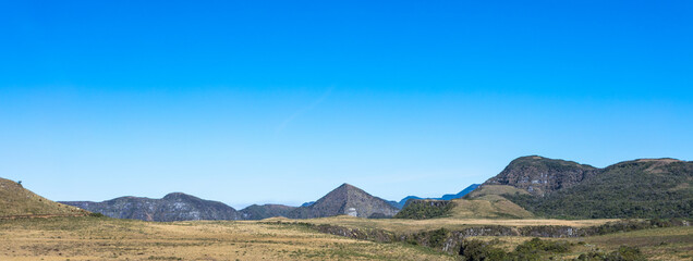 Paisagem de campo e montanhas