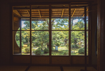 窓辺から見える京都、第二無鄰菴（高瀬川源流庭苑）の風景