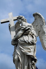 Figura anioła z krzyżem na moście anioła w Rzymie