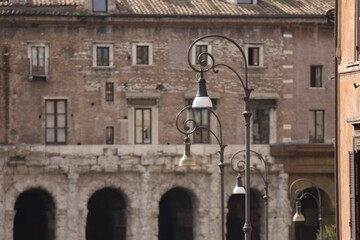 Publiczne latarnie znajdujące się przy ulicy prowadzącej do starożytnego teatru w Rzymie - obrazy, fototapety, plakaty
