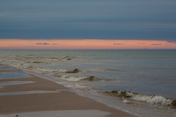 Piękny widok nad morzem z falami.  Spacer o zachodzie słońca.  Zachód słońca. Polska. Morze Bałtyckie