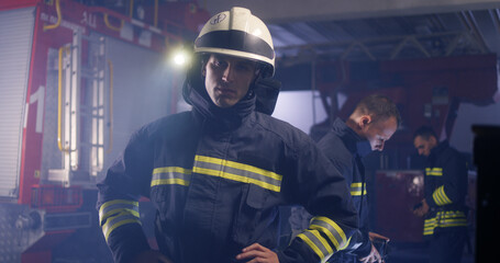 Obraz premium Serious fireman looking at camera
