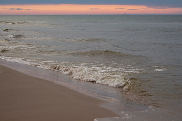 Piękny widok nad morzem. Zachód słońca. Polska. Morze Bałtyckie