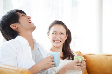 ソファで寛ぐカップル