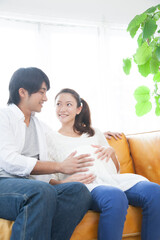 妊婦のお腹を撫でる夫
