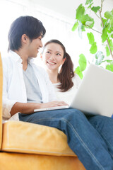 Obraz premium ノートパソコンをする新婚夫婦