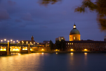 Fototapeta na wymiar Night view of Toulouse, Saint-Pierre Bridge and Hospital de la Grave dome