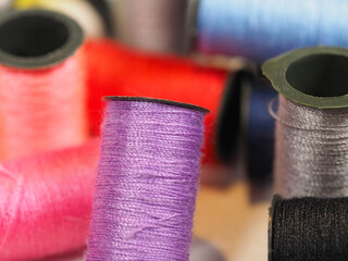 裁縫用のカラフルな糸