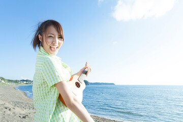 ウクレレを演奏する女性