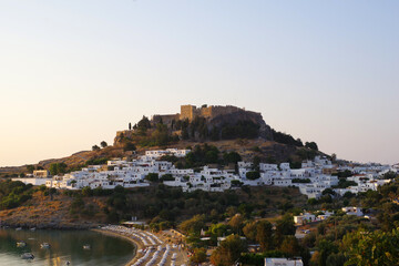 Obraz premium Lindos surmontée de son acropole