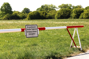 Eine Absperrschranke auf einem Sportflugplatz