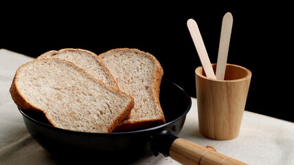 3 Sliced ​​bread is placed in a black pan.
