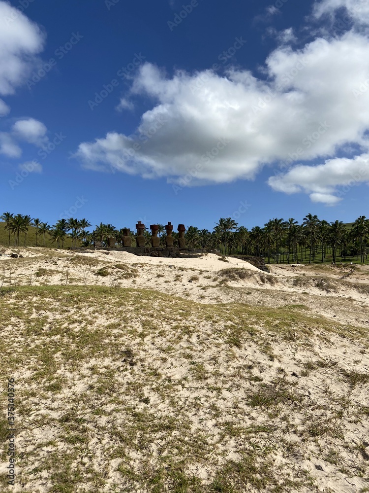 Canvas Prints Dunes de sable sur la plage d'Anakena à l'île de Pâques