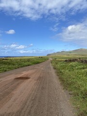 Fototapeta na wymiar Nid de poule sur une route à l'île de Pâques