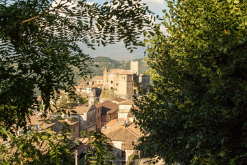 Fototapeta na wymiar L'antico borgo di San Vito Romano incorniciato dagli alberi
