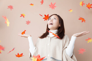 紅葉と女性