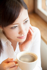 カフェでコーヒーを飲む女性