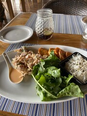 Ceviche de thon, salade, riz et patate douce dans un restaurant