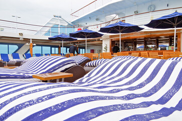 Elegante Balkon- oder Loungemöbel auf Pooldeck von Kreuzfahrtschiff - Deck chairs and sun loungers...