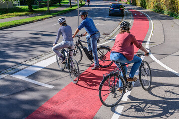 Viel Verkehr an einer Radwege-Kreuzung mit anderen Verkehrsteilnehmern
