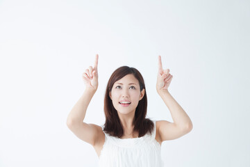 指差しをする女性