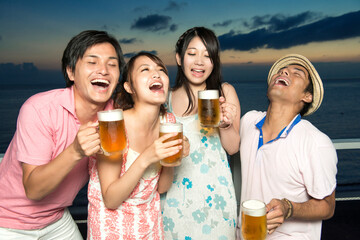 ビールを飲む男女