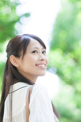 振り向く女子大学生
