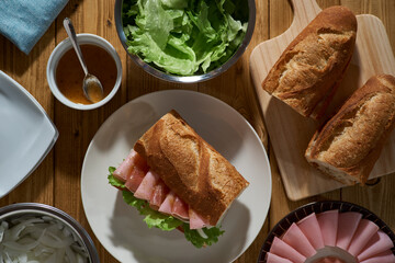 （カフェごはん）バゲットサンドの作成風景