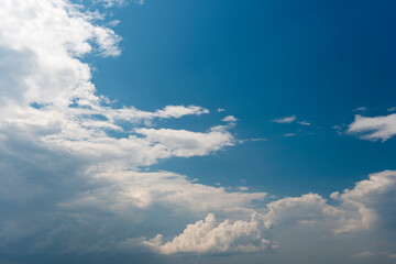 Fototapeta na wymiar 青空と白い雲