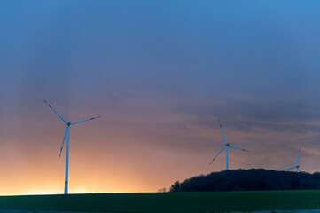 Windturbinen in der Dämmerung 
