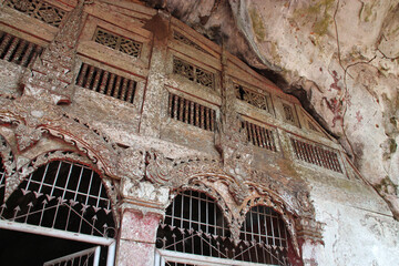 Obraz premium pak ou caves closed to luang prabang in laos