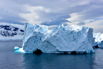 Fototapeta na wymiar Blue Iceberg in Antarctica