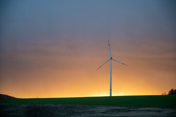 Windturbine in der Abendsdämmerung