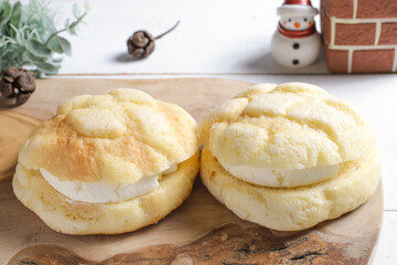 クリ－ム入りメロンパン