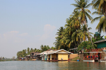 Obraz premium village along the mekong river in laos