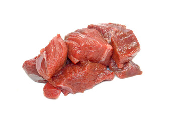 morceaux de boeuf cru isolé sur un fond blanc